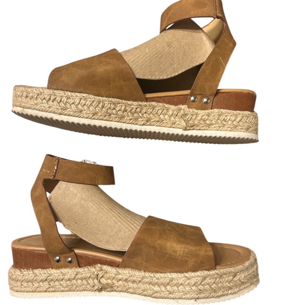 Women's Tan Wedge Sandals. Soft leather lining w adjustable buckle closure. S 39